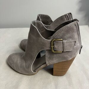 👢 Fergalicious by Fergie “Palmer” Cutout Heeled Booties – Taupe, Size 9.5M 👢